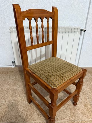 Silla de madera con asiento de tela