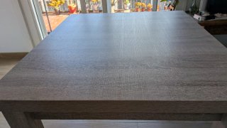 Mesa de comedor de madera color beige