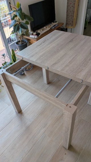 Mesa de comedor de madera color beige