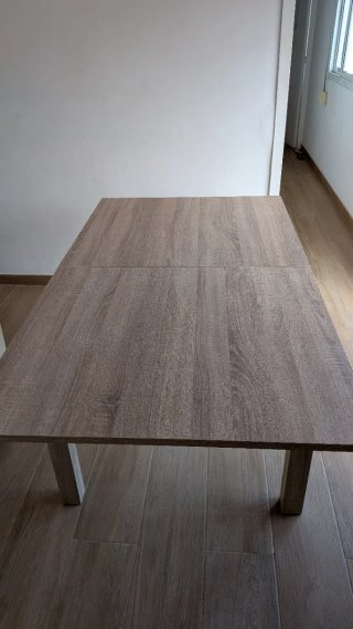 Mesa de comedor de madera color beige