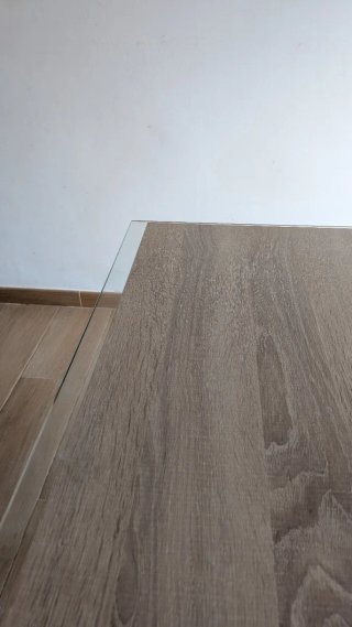 Mesa de comedor de madera color beige