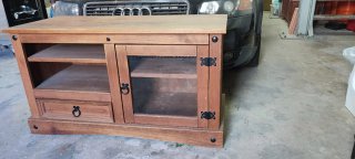 Mueble TV madera con puertas cristal