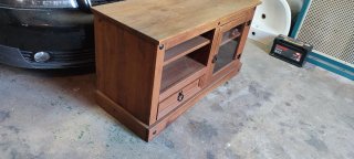 Mueble TV madera con puertas cristal