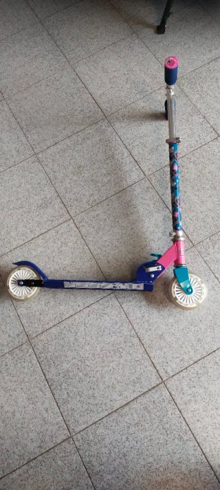 Patinete infantil con luz en las ruedas