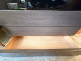 Cómoda de madera y cristal
