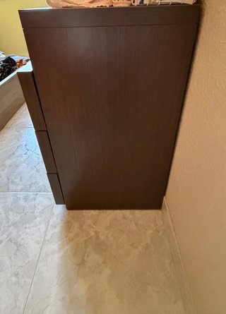 Cómoda de madera y cristal