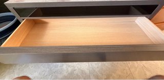 Cómoda de madera y cristal