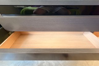 Cómoda de madera y cristal