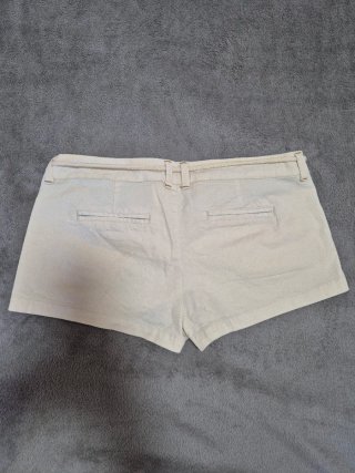 Shorts beige Zara con cinturón