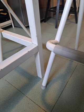 Sillas plegables Ikea beige y blancas