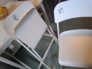 Sillas plegables Ikea beige y blancas