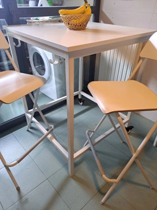 Sillas plegables Ikea beige y blancas