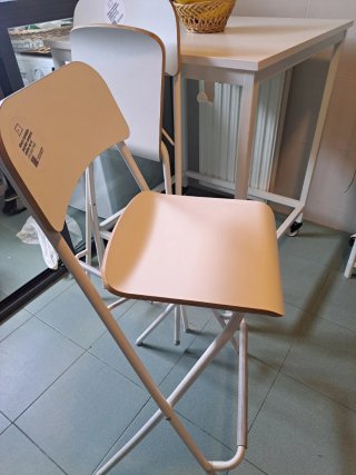 Sillas plegables Ikea beige y blancas