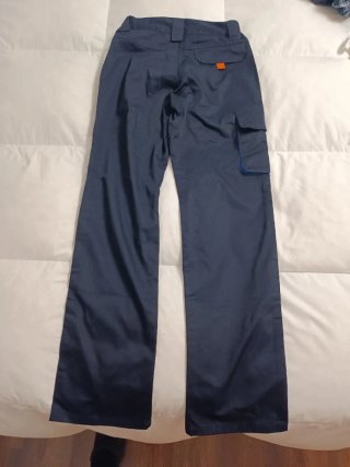 Pantalón de trabajo azul con bolsillos