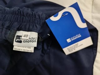 Pantalón de trabajo azul con bolsillos