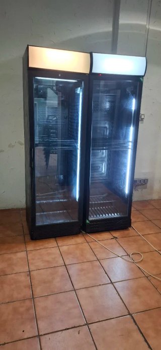 Nevera expositora de una puerta 350 cada una