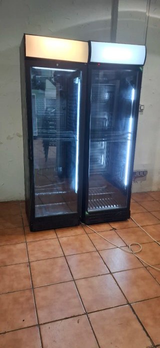 Nevera expositora de una puerta 350 cada una