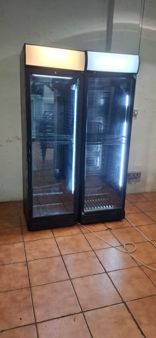 Nevera expositora de una puerta 350 cada una