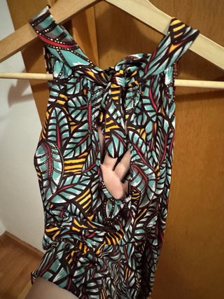 Camiseta sin mangas con estampado de hojas