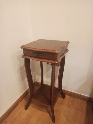 Mesita auxiliar con cajón