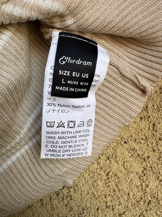Top haltero de rayas beige y blanco