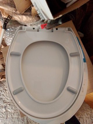 Tapa de WC blanca y madera