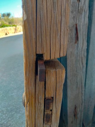 Puerta madera pino rústica al natural.