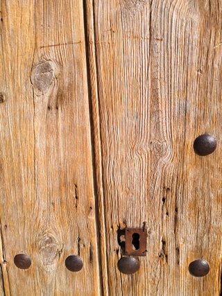 Puerta madera pino rústica al natural.