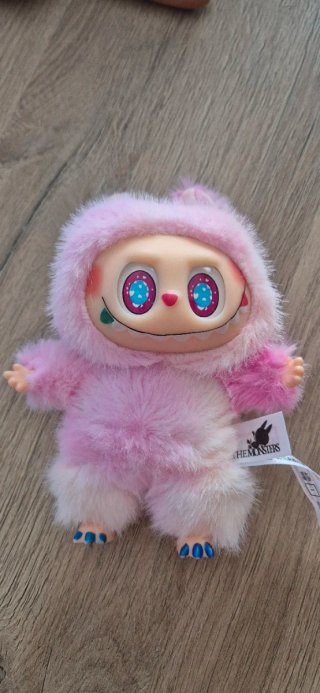 Labubu rosa ojos corazón