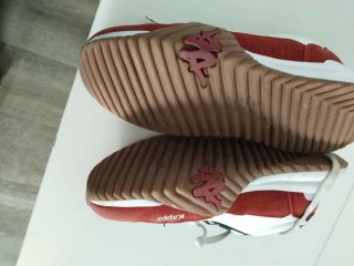 Tenis deportivos burdeos y blancos