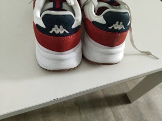 Tenis deportivos burdeos y blancos