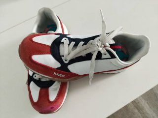 Tenis deportivos burdeos y blancos