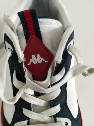 Tenis deportivos burdeos y blancos