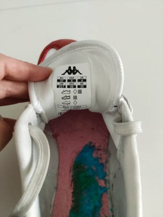 Tenis deportivos burdeos y blancos