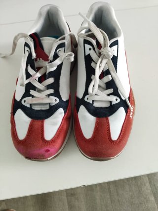 Tenis deportivos burdeos y blancos
