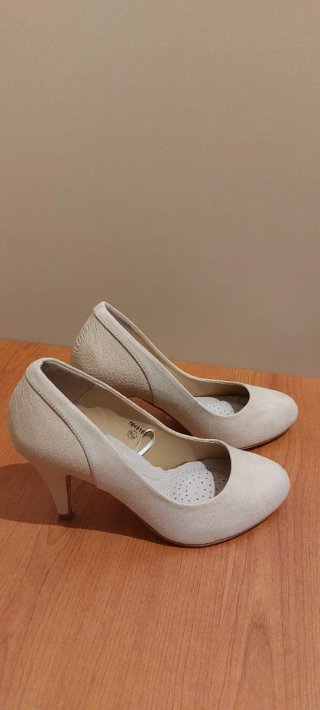 Zapatos de tacón beige talla 39