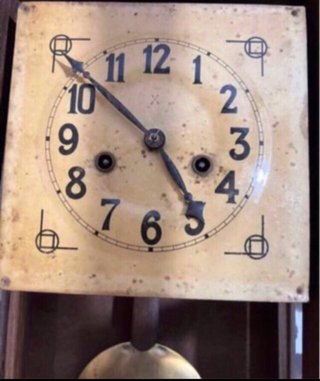 Reloj de pared antiguo de madera con pendulo
