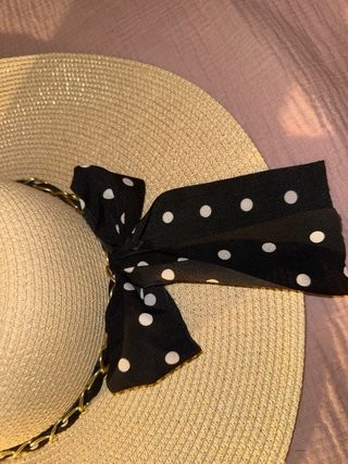 Sombrero de paja beige con lazo negro