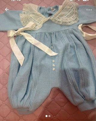 Pelele bebé azul con cuello encaje