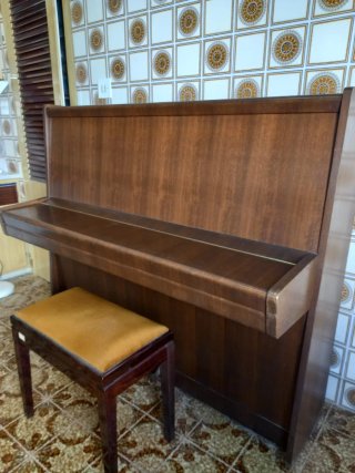 Piano de pared PETROF