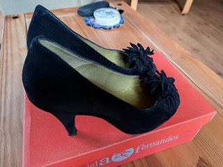 Zapatos de tacón negros con muy poco uso.