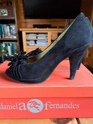 Zapatos de tacón negros con muy poco uso.