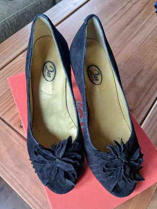 Zapatos de tacón negros con muy poco uso.