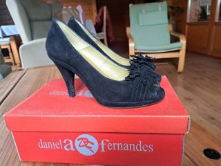 Zapatos de tacón negros con muy poco uso.