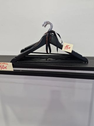 Lote 10 perchas madera negras con gancho plateado
