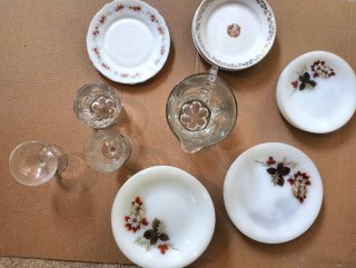 Juego de vajilla y vasos de cristal