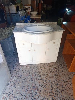 Mueble de baño con lavabo de mármol