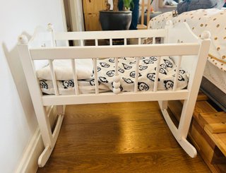 Cuna blanca madera para muñeca + muñeca