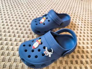 Sandalias Crocs Azul con Jibbitz Espaciales