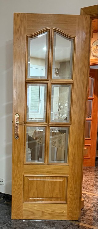 Puerta de roble con cristal